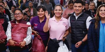 Entrega Lupita Cuautle apoyos alimentarios