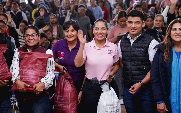 Entrega Lupita Cuautle apoyos alimentarios