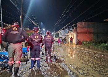 Atienden a 30 familias por desborde de río en Chalchicomula de Sesma