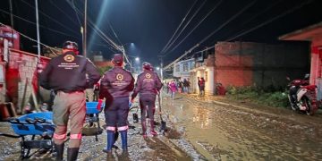 Atienden a 30 familias por desborde de río en Chalchicomula de Sesma