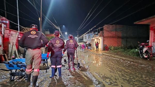 Atienden a 30 familias por desborde de río en Chalchicomula de Sesma