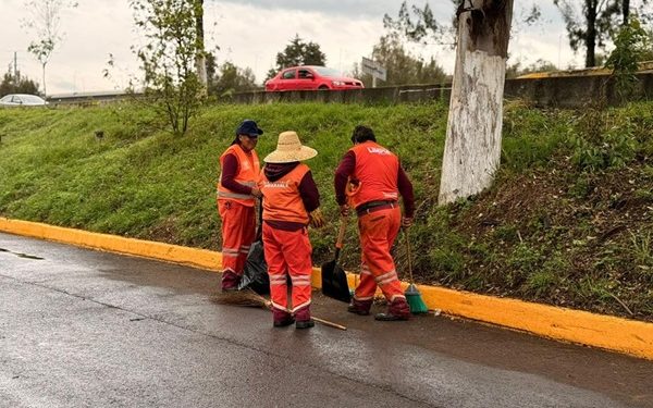 Limpia Ayuntamiento de Puebla entorno del Estadio Cuauhtémoc