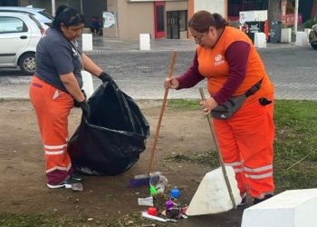 Limpian espacios públicos tras festejos de México