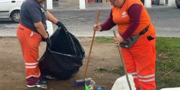 Limpian espacios públicos tras festejos de México