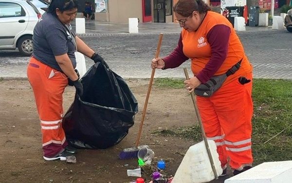 Limpian espacios públicos tras festejos de México