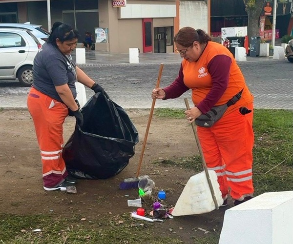Limpian espacios públicos tras festejos de México