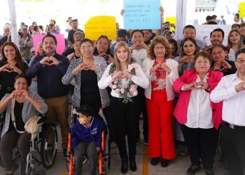 Lleva Sedif apoyos a familias de Santo Tomás Hueyotlipan