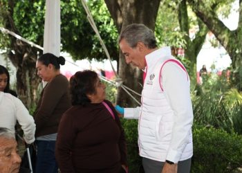 Entrega Ayuntamiento de Puebla 50 aparatos auditivos