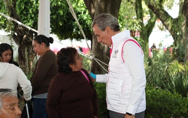 Entrega Ayuntamiento de Puebla 50 aparatos auditivos