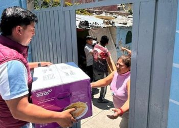 Entregan enseres a damnificados por lluvias
