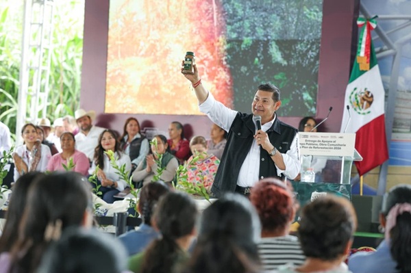 Entrega Armenta 621 apoyos al campo poblano