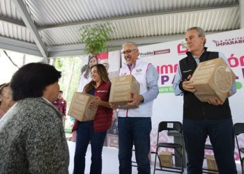 Entregan despensas gratuitas en Puebla capital
