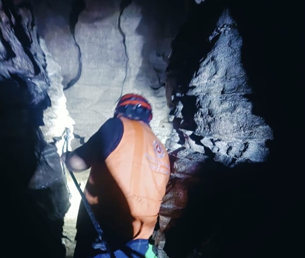 Refuerzan rescate de familia en gruta de Cuetzalan