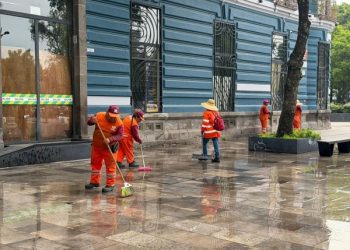 Implementan limpieza en la Avenida Juárez