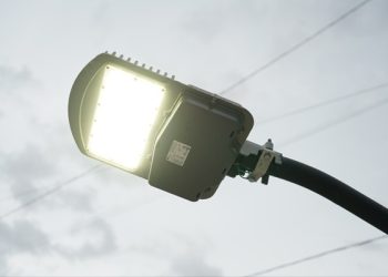 Modernizan alumbrado en Galaxia La Laguna