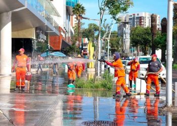 Personal de Limpia realiza lavado en Avenida Juárez