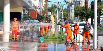 Personal de Limpia realiza lavado en Avenida Juárez