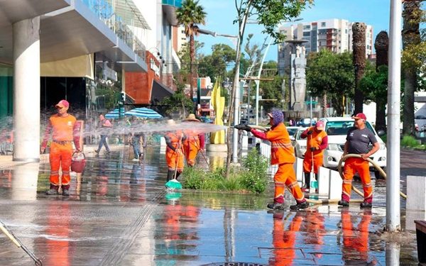 Personal de Limpia realiza lavado en Avenida Juárez