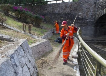 Ayuntamiento limpia el Puente de Ovando ante las continuas lluvias