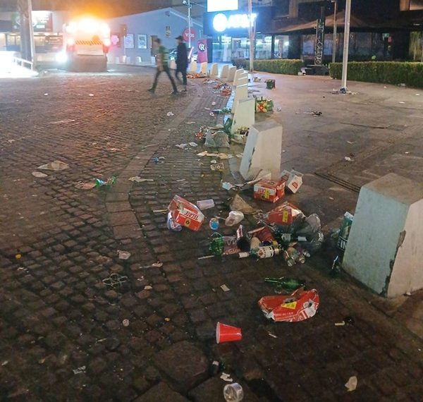 Despliegan limpieza en calles tras triunfo de México
