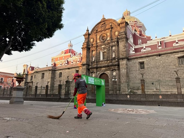 Limpia Ayuntamiento de Puebla el Zócalo tras partido