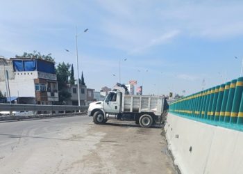 Retiran lodo del puente de la Central de Abastos