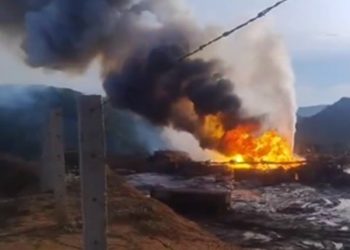 Continúa incendio en pozo Krem-1 de Pemex; deja daños ambientales