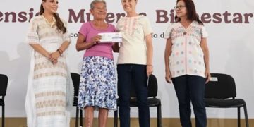 Entrega Sheinbaum tarjetas de Mujeres Bienestar