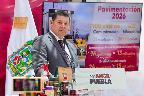 Acelera Puebla obras con maquinaria propia