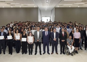 Reconoce BUAP a egresados becados por BBVA