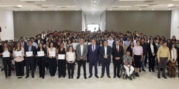 Reconoce BUAP a egresados becados por BBVA