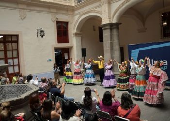 Celebra BUAP a personas mayores con arte