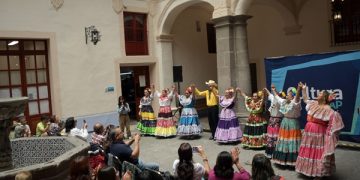 Celebra BUAP a personas mayores con arte