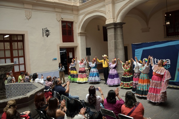 Celebra BUAP a personas mayores con arte