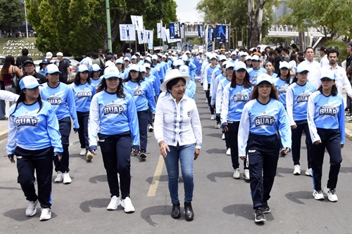Recibe BUAP a nuevos alumnos con desfile