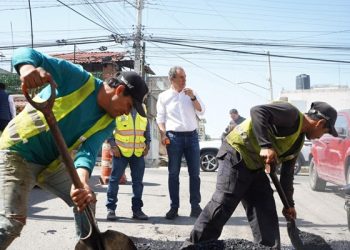 Supervisa Chedraui bacheo en Xochimehuacan