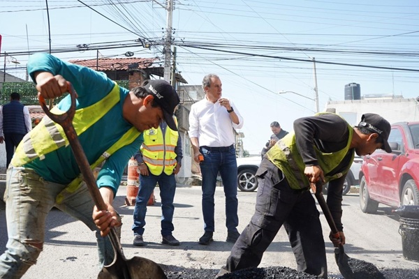Supervisa Chedraui bacheo en Xochimehuacan