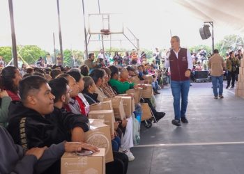 Entregan 10 mil despensas al sur de Puebla capital