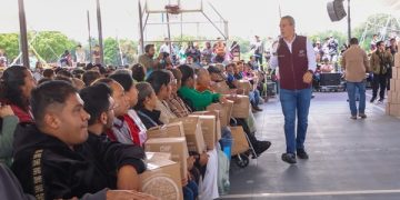Entregan 10 mil despensas al sur de Puebla capital