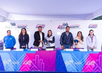 Presenta Lupita Cuautle playera de la carrera por las juventudes