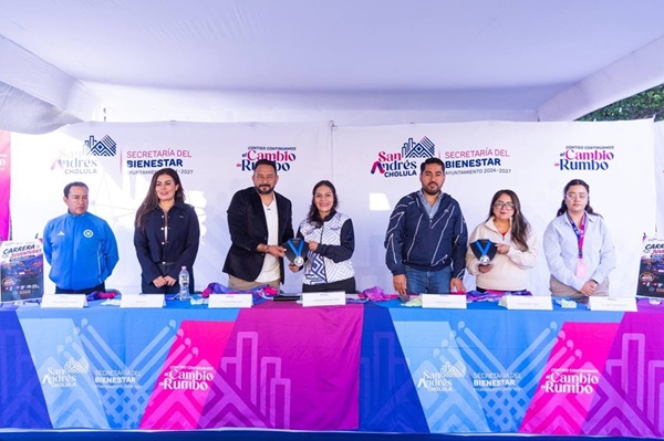 Presenta Lupita Cuautle playera de la carrera por las juventudes