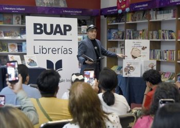 Acerca Mario Iván Martínez el arte a niños