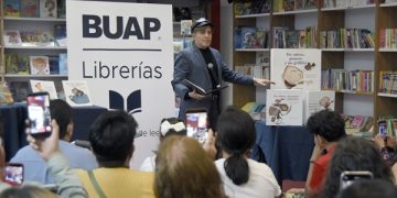 Acerca Mario Iván Martínez el arte a niños
