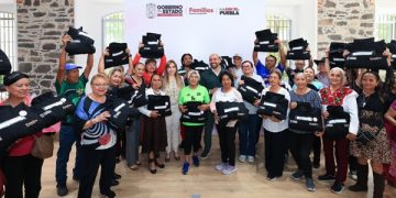 Puebla lista para olimpiadas de oro; Ceci Arellano entrega uniformes