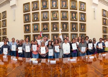 Entrega Puebla escrituras tras 20 añosde espera