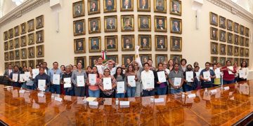 Entrega Puebla escrituras tras 20 añosde espera