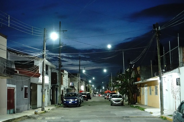 Moderniza Ayuntamiento de Puebla 77 luminarias en dos colonias