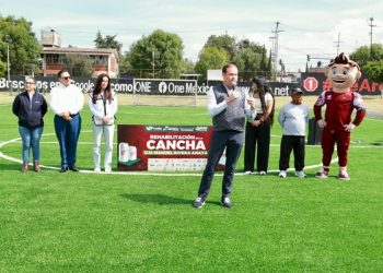 Rehabilitan cancha de futbol en Rivera Anaya