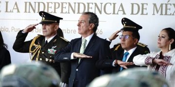 Participa Pepe Chedraui en desfile patrio