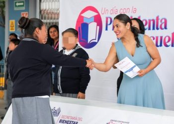 Entrega Lupita Cuautle 20 mil pesos a primaria de Cholula